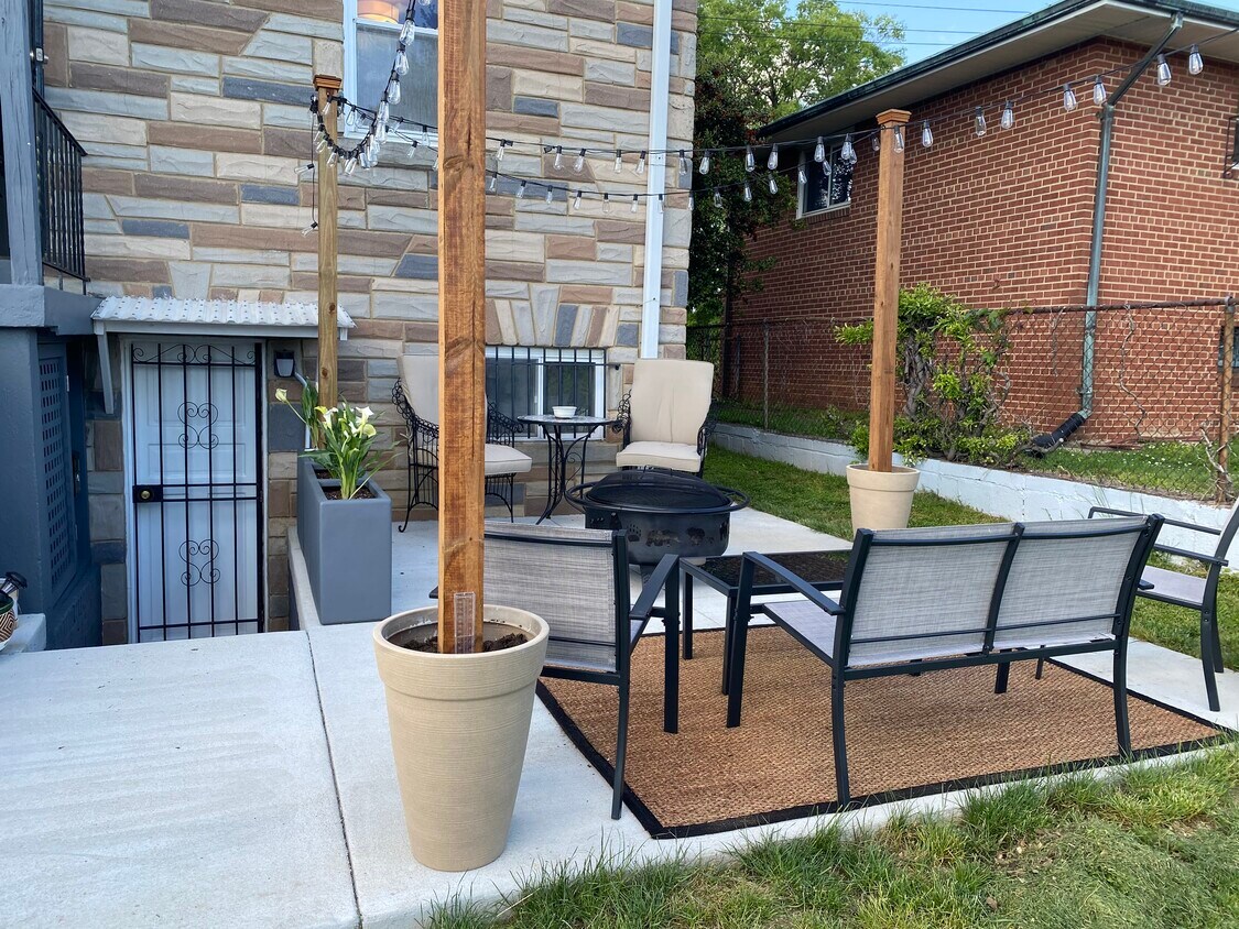 Foto principal - 5029 Ames St NE