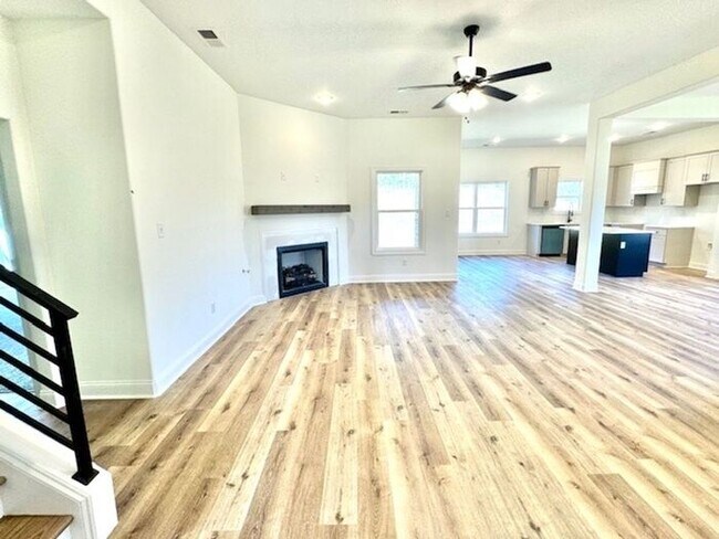 Building Photo - $900 Move-In Special! 5-Bedroom 3 Bath Hom...