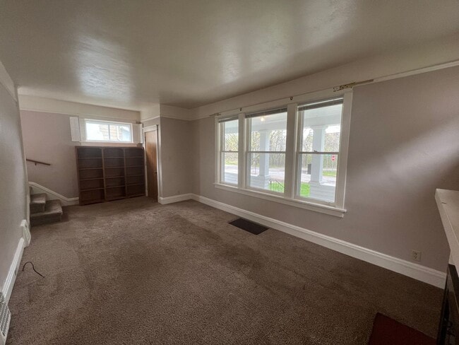 Building Photo - AVAILABLE JUNE - 3 BED 1 BATH NEAR CAMPUS