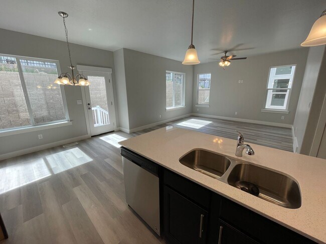 Building Photo - 4 BD/2.5 BA New Townhome in Bluffdale