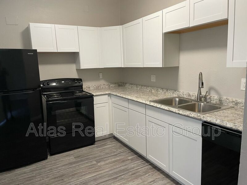 Primary Photo - 9430 N 18th Dr