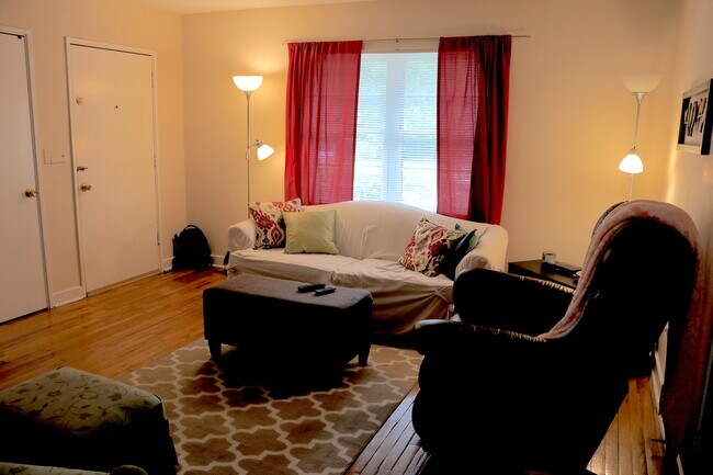 Living room - 105 E Glenwood Dr