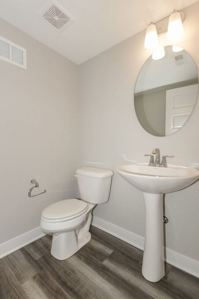 Building Photo - Beautiful Townhome in Carmel