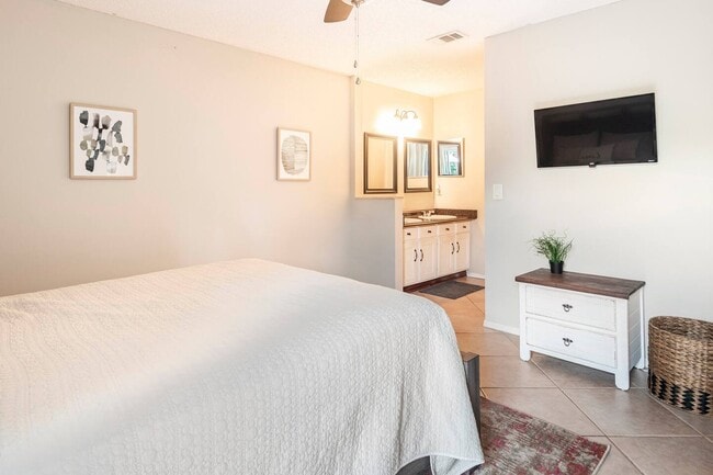 Photo - 134 Lakepointe Cir House