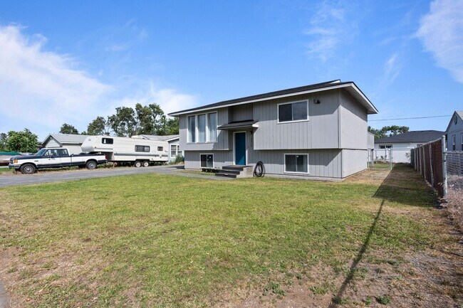 Building Photo - Updated 4 bedroom For Rent