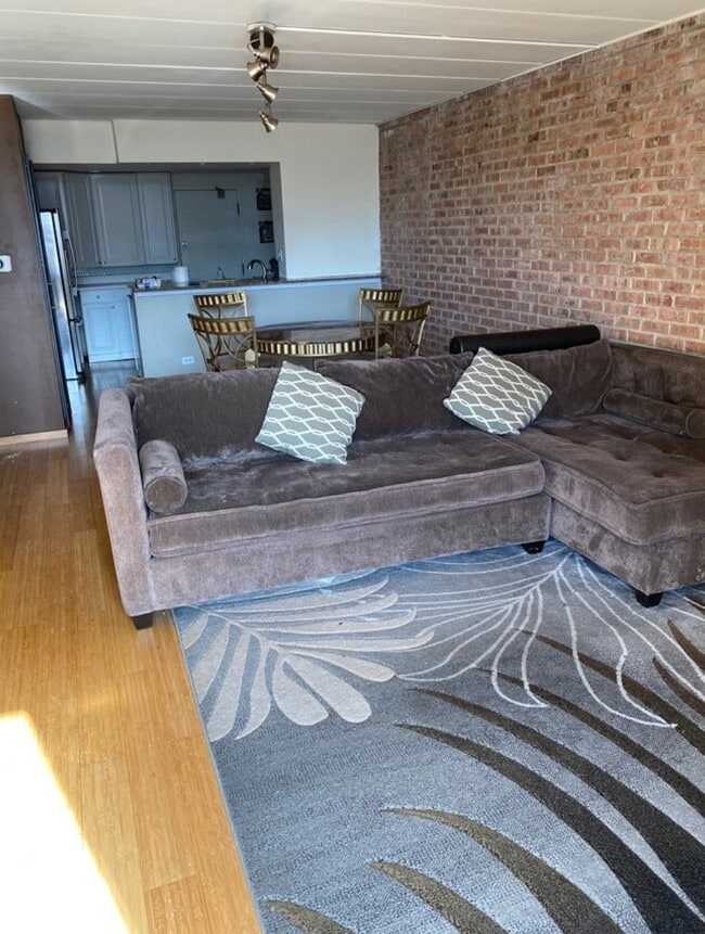 Living room - 651 W Sheridan Rd Apartment