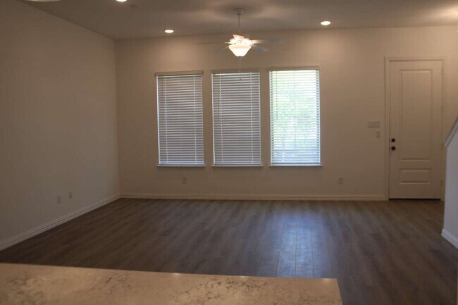 Foto del edificio - 628 Blue Rdg Dr