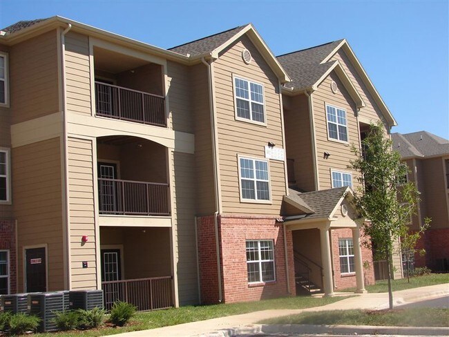 Building Photo - 300 E Peachtree Dr