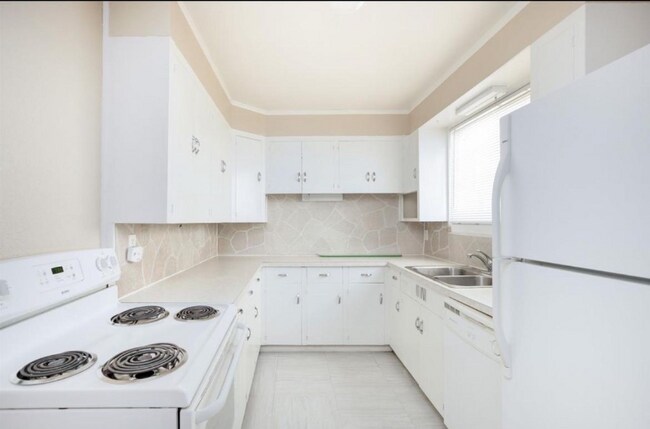 Building Photo - 155 S Ridgewood Dr