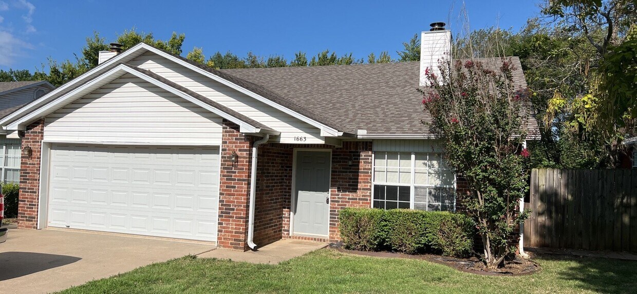 Primary Photo - ***1663 N. Saddlehorn Avenue***
