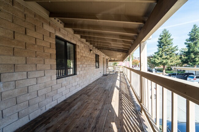 Balcony - 37124 Maple St