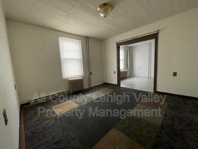 Building Photo - 1545 E 9th St