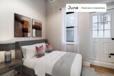 Foto principal - Private bedroom in 6 bed/6.5 bath Home