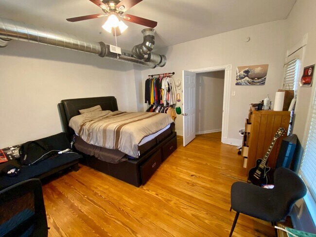 Foto del edificio - 5 bedroom /2 bath mins. from UC for $650/pp ($3,250/mo) w/ off-street parking included!