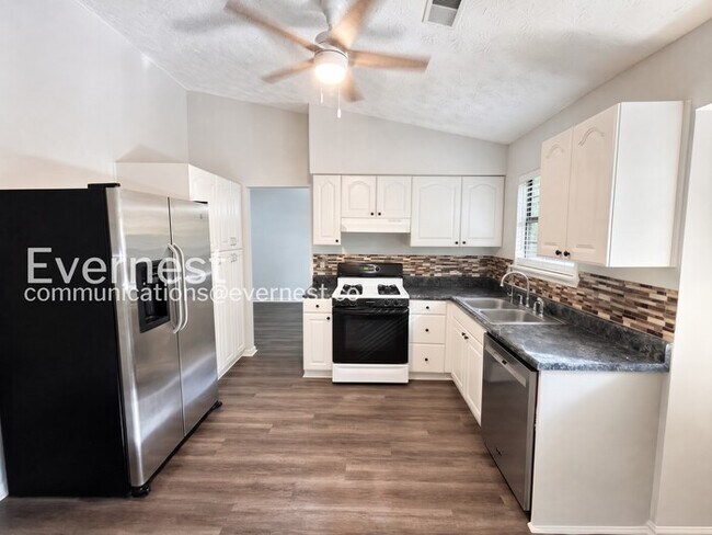Foto del edificio - 3 Bed/2 Bath Home with Garage / Pet-Friendly / Available Now!
