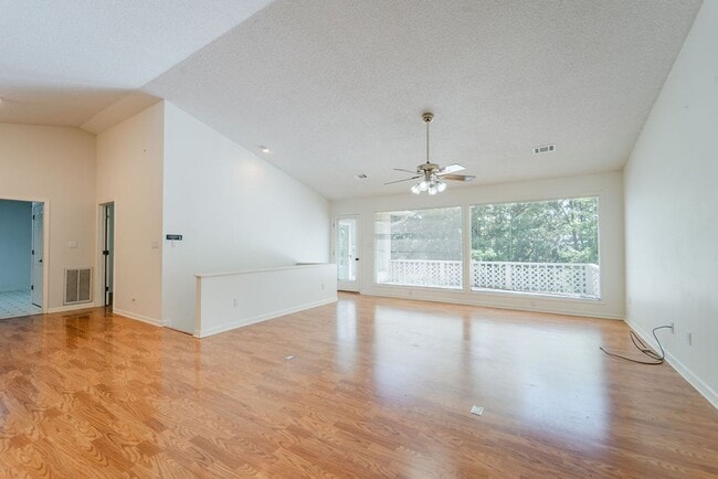 Building Photo - 4 bed, 3 bath, home with privet sunroom off master.