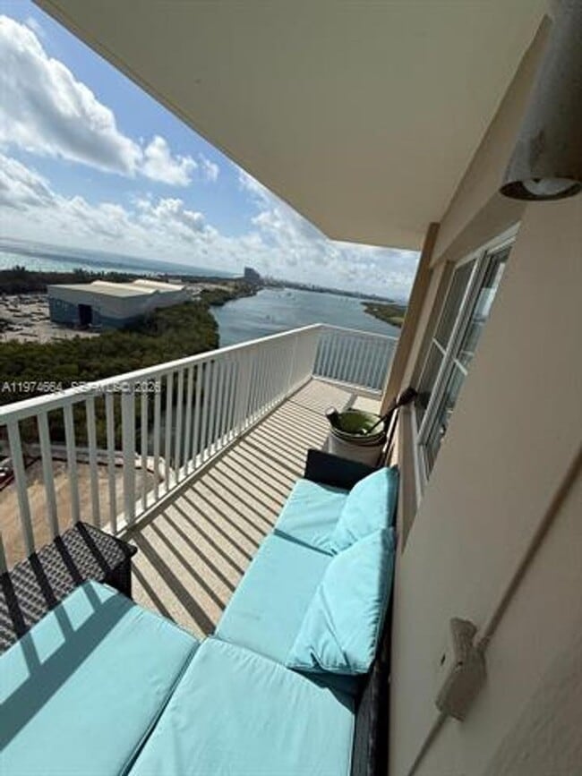 Foto del edificio - 300 Bayview Dr