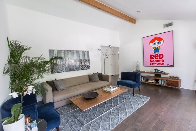 Building Photo - Luxury 5 Bed, 3 Bath - Entertainers Dream!