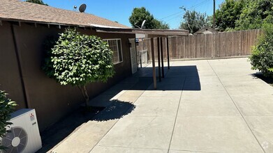 Building Photo - 9820 Greenacres Dr