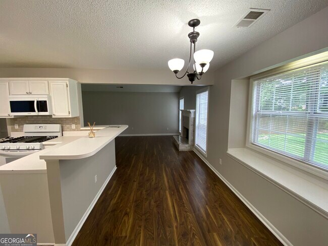 Building Photo - 2690 Nicholas Ct NE