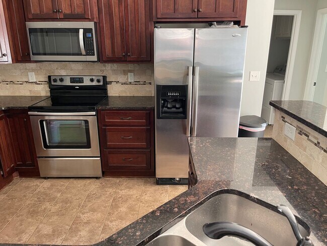 Foto del edificio - Available Now!