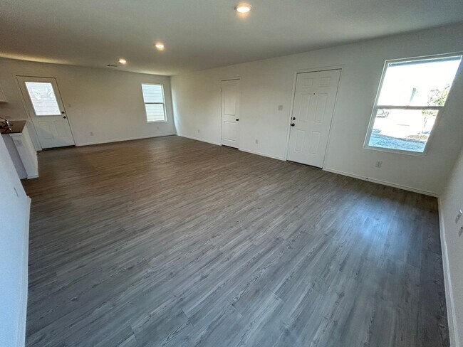Building Photo - AVAILABLE NOW! 3 Bedroom / 2 Bath Home Nea...