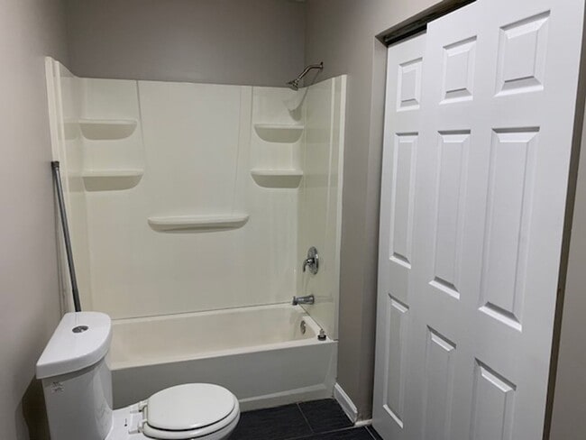 Building Photo - NICE 3BD/2.5 BATHS HOUSE READY FOR THE HOL...