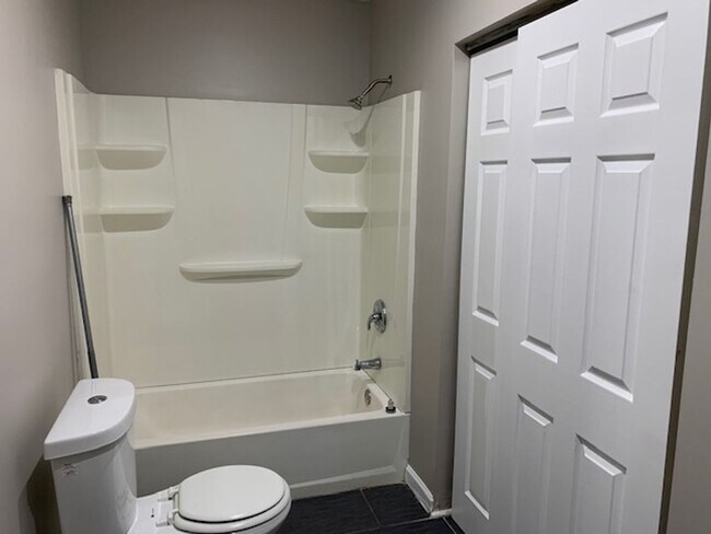 Foto del edificio - NICE 3BD/2.5 BATHS HOUSE READY FOR THE HOL...