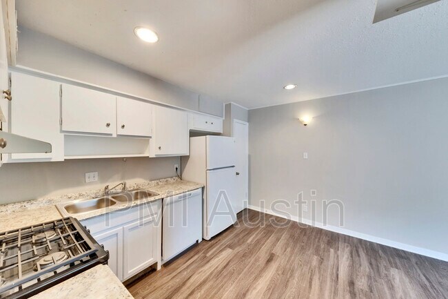 Building Photo - 2800 Skyway Cir