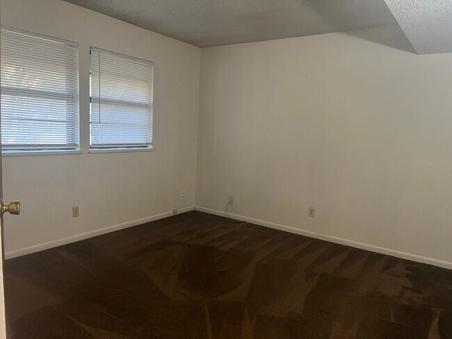 Foto del edificio - LARGE 2-3 BEDROOM HOME IN QUIET AREA WITH ...