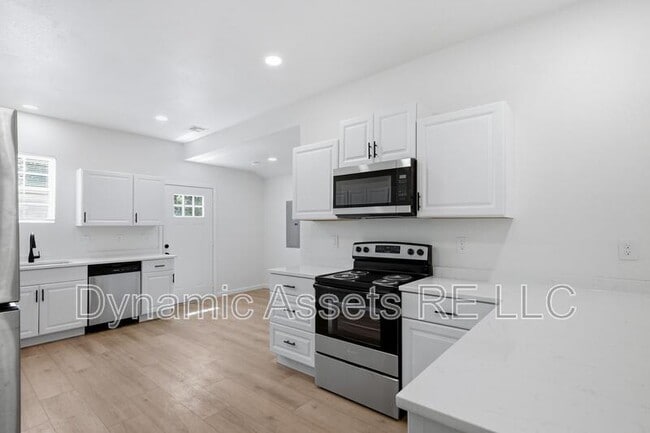 Building Photo - 542 E 23rd St
