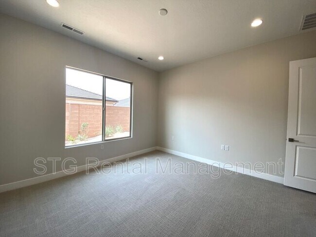 Building Photo - 1233 W Hopewell Dr