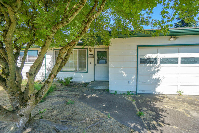 Building Photo - THREE BEDROOM RANCH IN WEST LONGVIEW