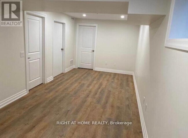 Building Photo - 1080 Glenashton Dr