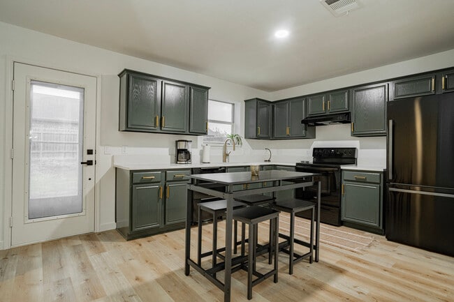 Building Photo - 323 S Celia Cir