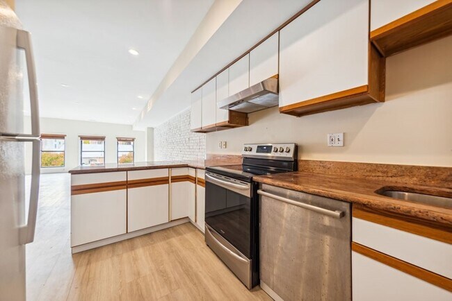 Building Photo - Traditional, Interior Row/Townhouse - WASH...