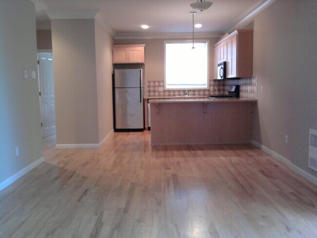 Building Photo - Discovery Park Townhouse