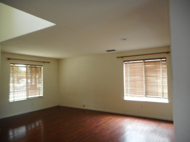 Foto del edificio - COMING SOON 4 Bedroom, 2.5 bath Brentwood ...