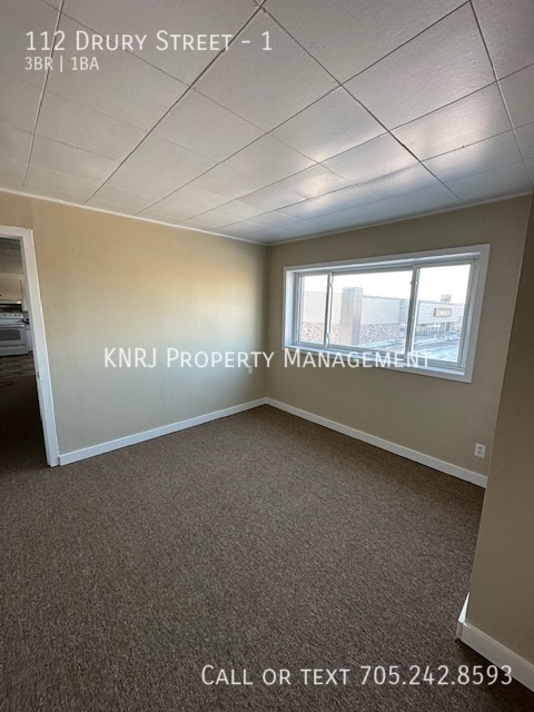 Building Photo - Spacious 3 Bedroom Apartment