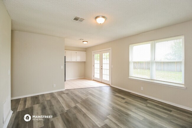Building Photo - 530 W Carson Dr