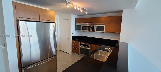Foto del edificio - 244 Biscayne Blvd