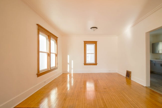 Building Photo - 418 W Irving Ave