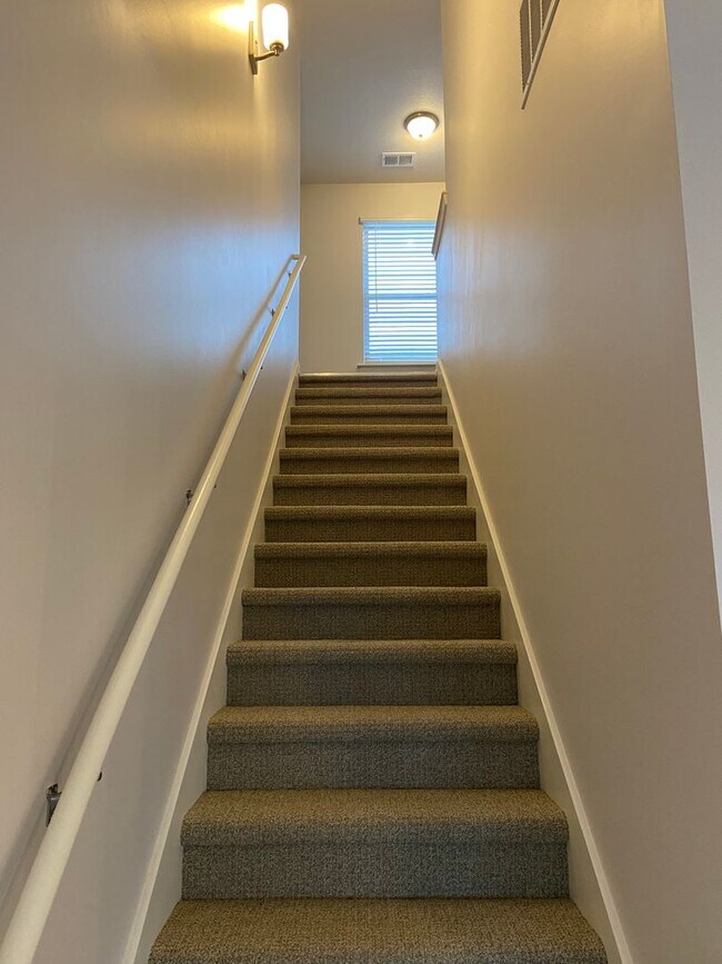 Building Photo - Modern Spring Hill Living | 3 Bed, 2.5 Bath Home with Loft, Open Floor Plan & Privacy Fence!