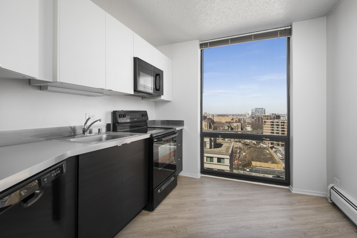 Primary Photo - 1110 N LaSalle Dr