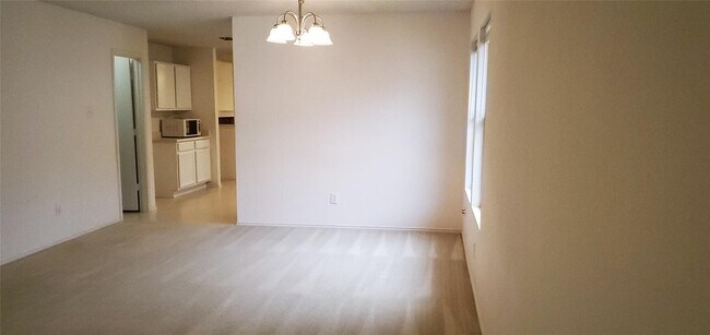 Foto del edificio - 8908 Seven Oaks Ln