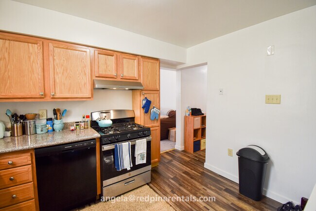 Kitchen - 200 Stratmore St