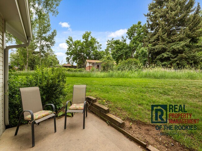 Building Photo - Bright and Updated Townhouse with Finished...