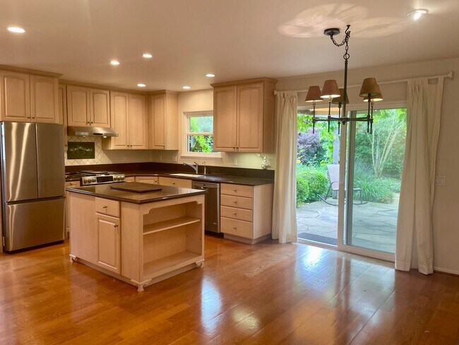 Foto del edificio - Carpinteria 3 Bedroom House - Available Au...