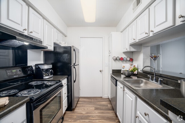 Captain 2BR, 2BA - 1,046SF - Kitchen - Harbor Pointe