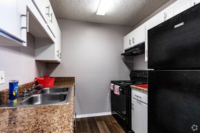 2BR, 1BA - 826SF - Kitchen - River Retreat Apartments